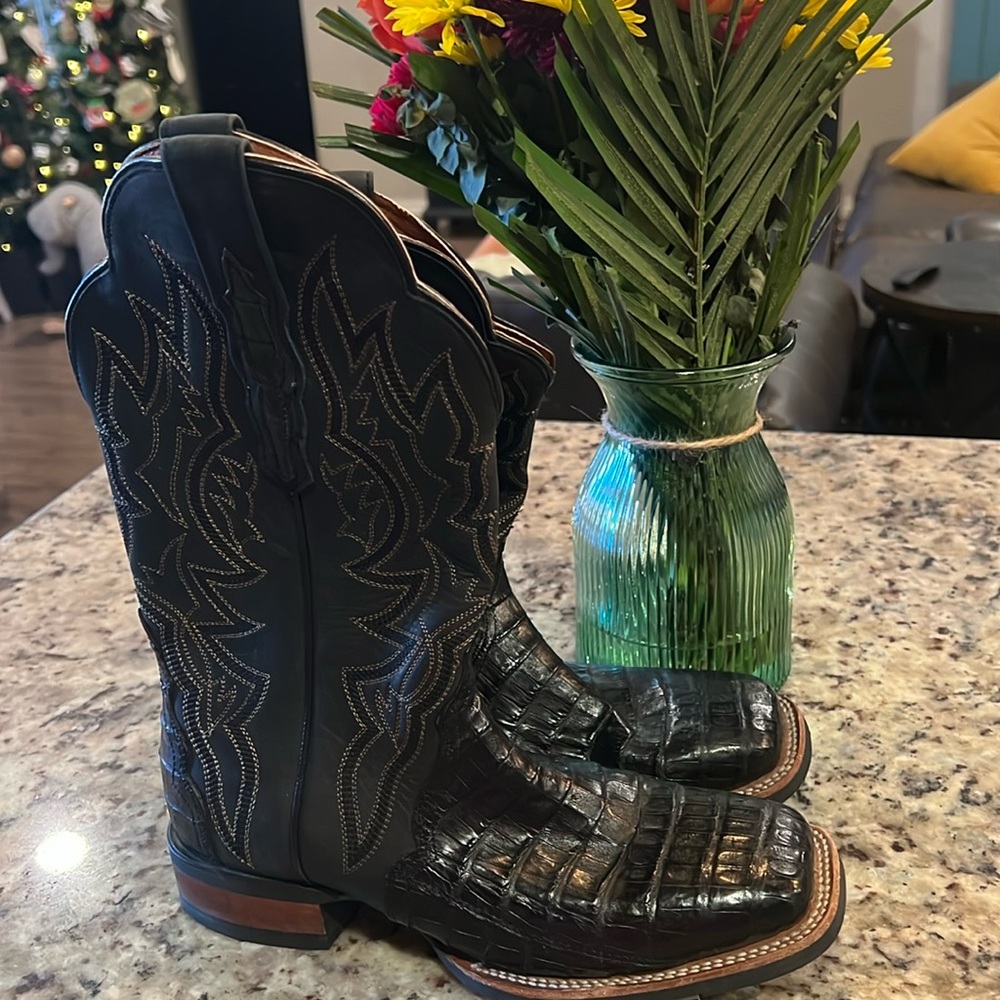 Dan post Caiman exotics, square toe, walking heel.  Like new condition.